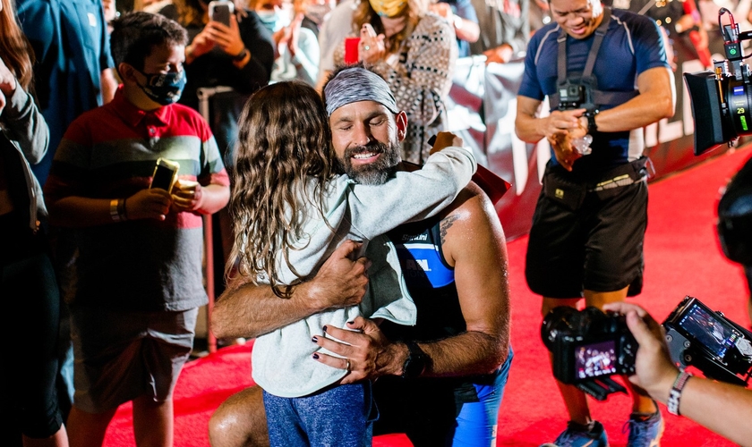 Jay Hewitt abraça sua filha, Hero, após 13 horas e 40 minutos de prova. (Foto: Jay Hewitt)