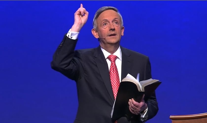 Pastor Robert Jeffress lidera a Primeira Igreja Batista de Dallas, no Texas / EUA. (Imagem: Vimeo / Reprodução)