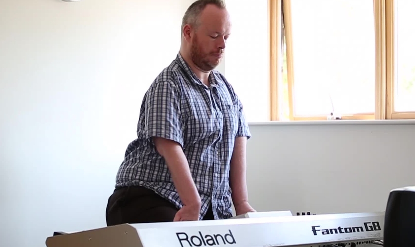 Bart Gee, que nasceu com uma deficiência chamada artrogripose, toca piano. (Foto: Reprodução / Yahoo)