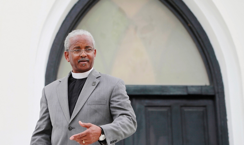 Rev. Anthony Thompson do lado de fora da Igreja Metodista Episcopal Africana Emanuel em Charleston, na Carolina do Sul. (Foto: Reuters/Randall Hill)