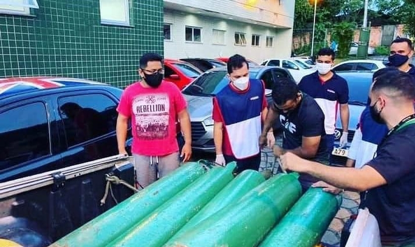Voluntários se organizam para ajuda humanitária na capital do Amazonas. (Foto: Reprodução / Universal)
