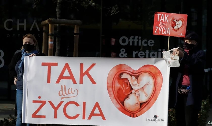 Ativistas antiaborto protestam em frente ao Tribunal Constitucional da Polônia, em Varsóvia. (Foto: Reprodução / Voice Of America)