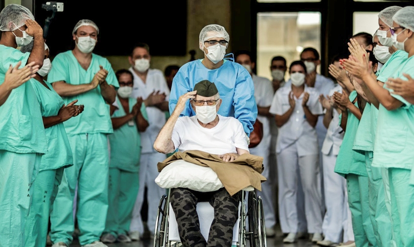 Recuperado, ex-combatente da Segunda Guerra Mundial Ermando Armelino Piveta, de 99 anos, recebe alta do Hospital das Forças Armadas, em Brasília. (Foto: Ueslei Marcelino / Reuters)