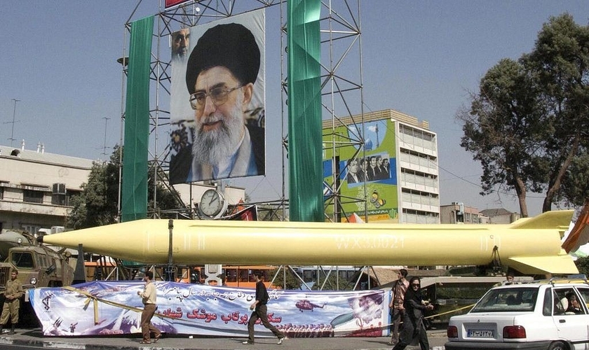 Exposição militar exibe o míssil Shahab-3. Foto do líder supremo iraniano Aiatolá Ali Khamenei, em Teerã, 2008. (Foto: AP / Hasan Sarbakhshian)