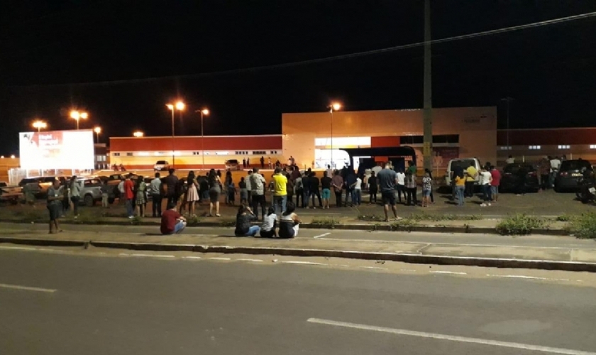 Familiares de pacientes na porta do Hospital Macrorregional de Imperatriz. (Foto: Reprodução / Imirante)