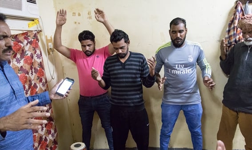 Momento de oração na reunião em um dos quartos dos trabalhadores no Kuwait (Foto: Portas Abertas)