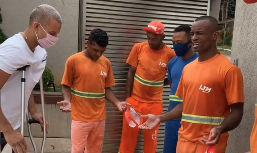 Jogador Henrique recebe oração de garis em sua casa, em Belo Horizonte. (Foto: Reprodução/Instagram)