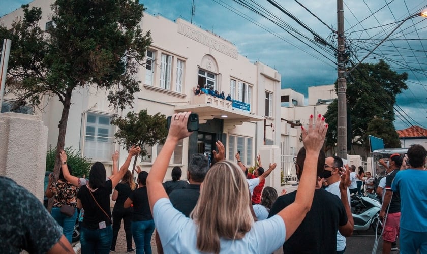 Em outras oportunidades, igrejas evangélicas também promoveram correntes de oração na Santa Casa de Itu. (Foto: Divulgação / Periscópio)