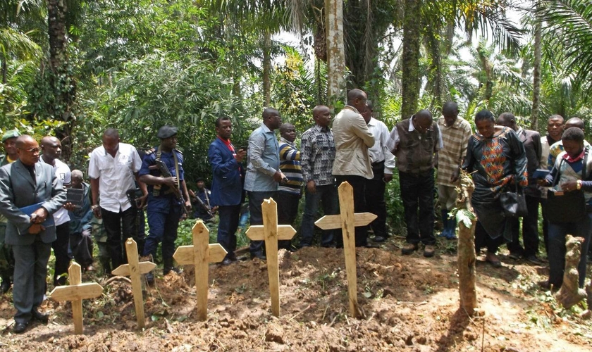 Sepultamento de cristãos assassinados por terroristas muçulmanos no Congo. (Foto: Reprodução / BTJ Prayer)