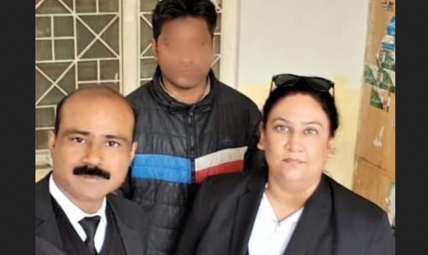 A advogada Aneeqa Maria [à direita] e um dos acusados, Haroon Ayub Masih, com o rosto desfocado por razões de segurança. (Foto: Morning Star News / The Voice Society)