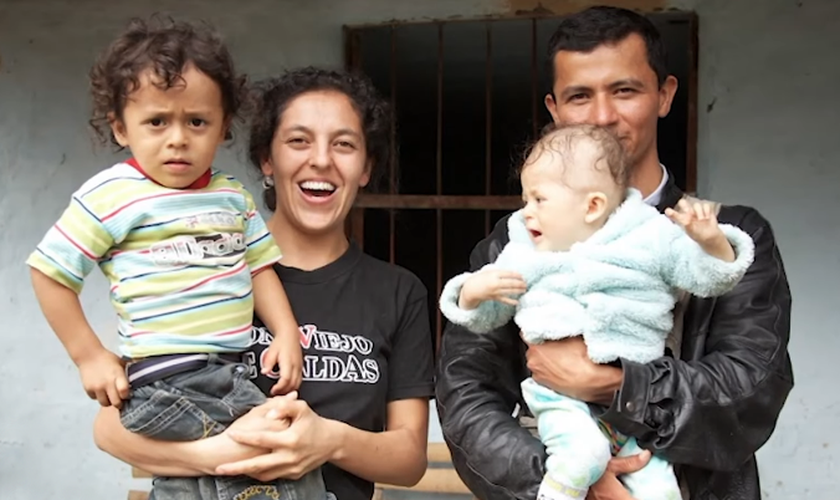 Kelly Saenz e Pabel Saenz junto com os filhos. (Foto: 100 Huntley Street)