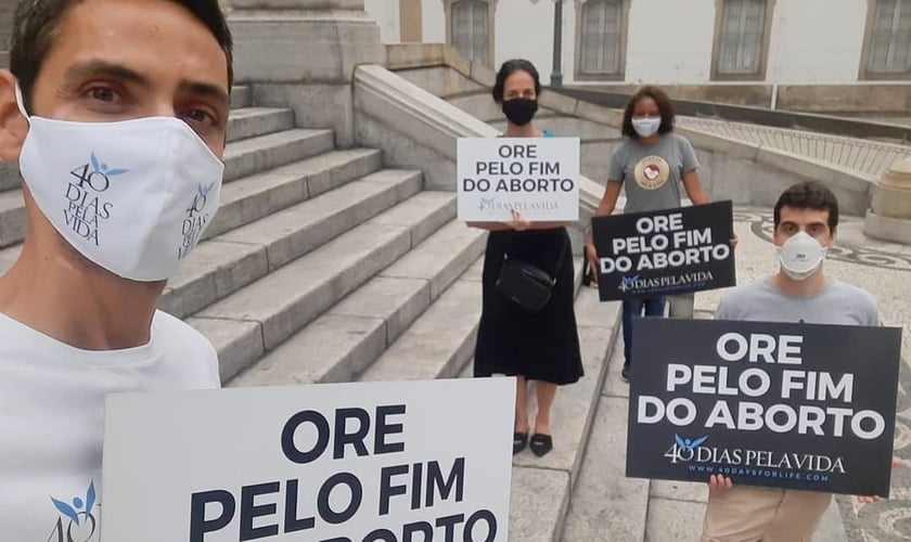 Cristãos oram pelo fim do aborto em frente a Assembleia Legislativa do Rio de Janeiro, em outubro de 2020. (Foto: 40 Dias Pela Vida Rio)