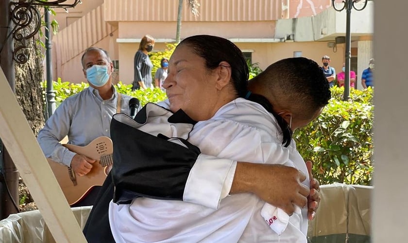 Maritza Tillero e o pastor Roberto Viscaíno se abraçam após o batismo em 20 de janeiro de 2021. (Foto: Hospital Bella Vista)