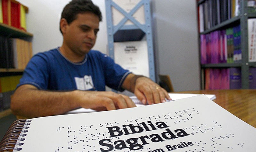 Há 20 anos, a SBB tem trabalhado para levar a Palavra de Deus à pessoa com deficiência. (Foto: SBB/Divulgação).