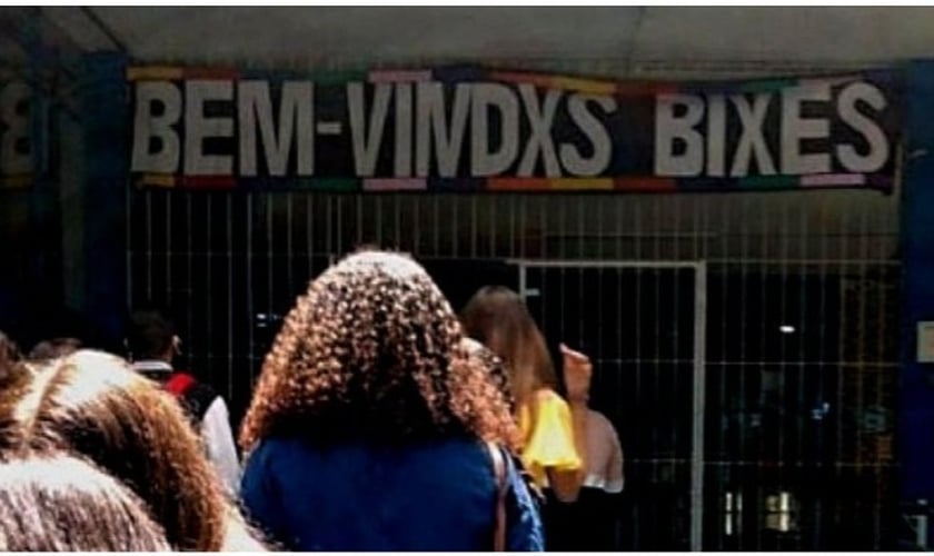 Faixa com linguagem neutra colocada em ETEC de SP. (Foto: Reprodução / Twitter)