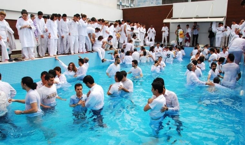 Igrejas iranianas fazem batismos em massa. (Foto: Reprodução / Christian Today)
