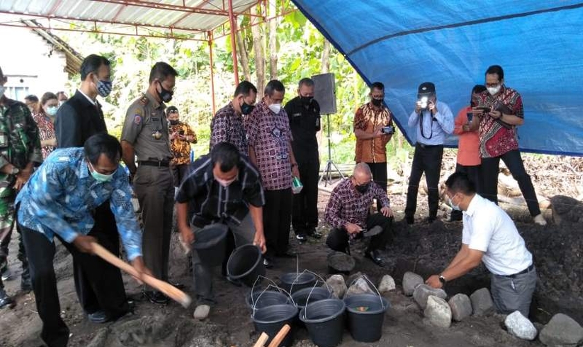 O regente de Bantul Suharsono (segundo da direita) ao iniciar a construção simbólica do edifício GPdI Immnuel Sedayu. (Foto: Daily Jogja / Ujang Hasanudin)