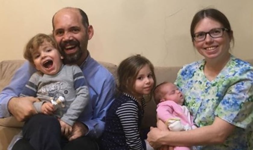 O Pr. Zach Balon, sua esposa Joy Subaşıgüller e seus 3 filhos (todos cidadãos turcos) foram expulsos da Turquia. (Foto: Reprodução / Goshen International)