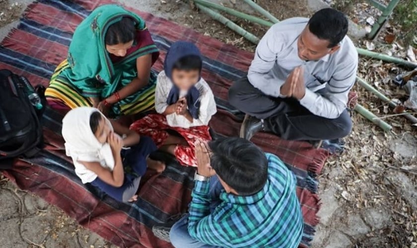 O casal Jaga Padiami e sua esposa aceitaram Jesus em dezembro de 2020 depois de serem evangelizados por missionários. (Foto: Portas Abertas/Divulgação)