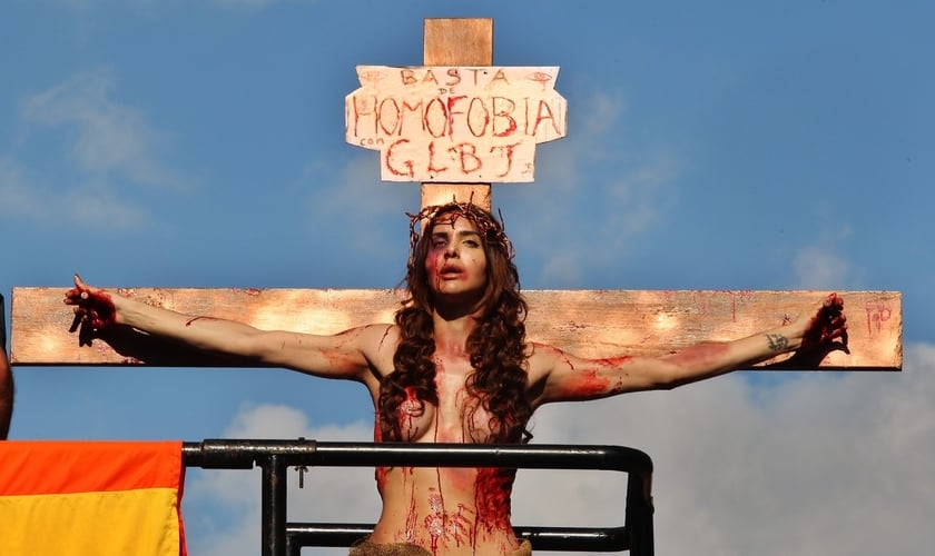 A modelo transexual Viviany Beleboni participa da 19ª Parada do Orgulho LGBT caracterizada como Jesus Cristo crucificado. (Foto: Sérgio Castro / Estadão Conteúdo)