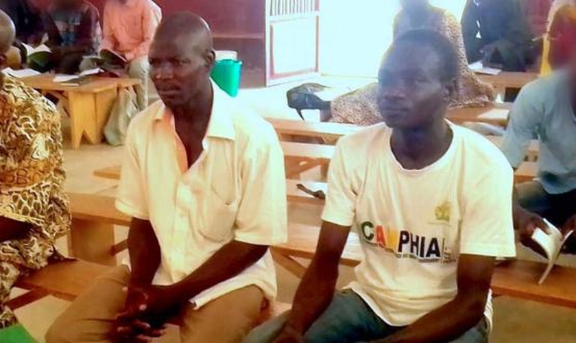 Os amigos Jonas e Joseph, professores de alfabetização assassinados em ataques do Boko Haram. (Foto: Reprodução / Sociedade Bíblica do Reino Unido)