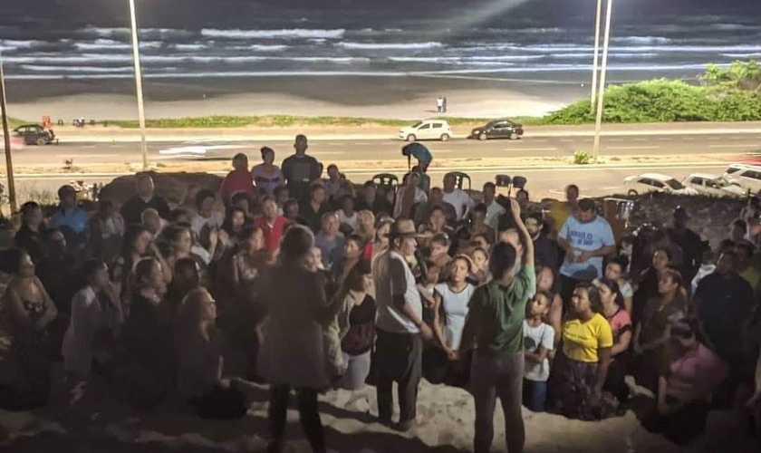 Culto de oração às segundas-feiras na Avenida Litorânea, em São Luís do Maranhão. (Foto: Reprodução / Imparcial)