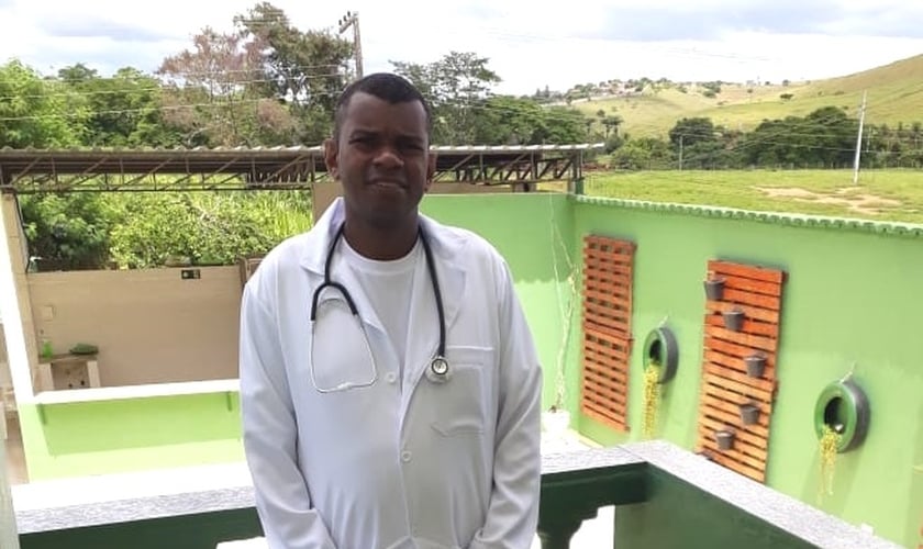 Com a vida restaurada, hoje Rodrigo veste o uniforme de enfermeiro com orgulho e faz estágio no Centro Cirúrgico em Muriaé. (Foto: Divulgação/JNM).