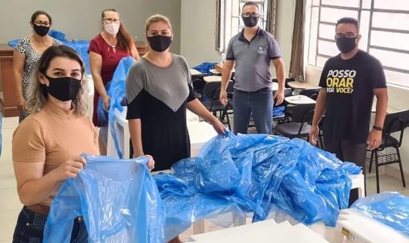 A equipe da AD dobra, empacota e organiza os aventais individualmente e que após são enviados às equipes do hospital. (Foto: Divulgação/AD Chapecó).