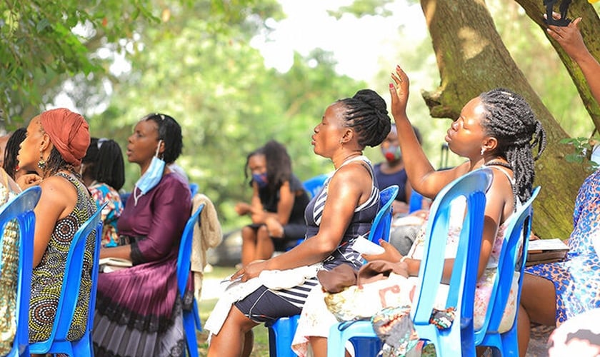 Mães orando por suas famílias na capital de Uganda. (Foto: Reprodução / Facebook)