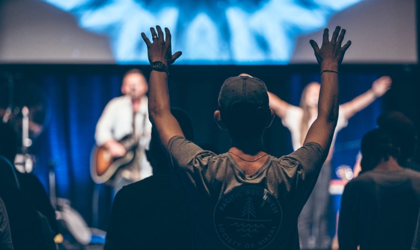 Igreja Austin Stone durante momento de louvor. (Foto: Reprodução / Austin Stone)