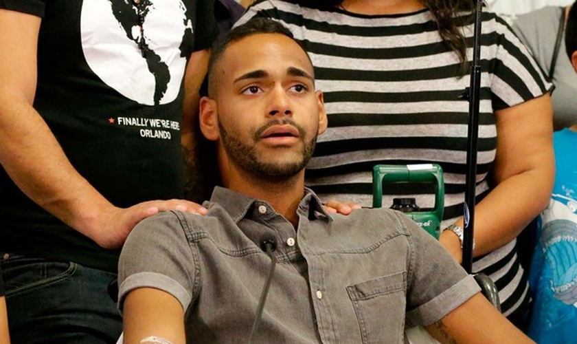 Angel Colon é um dos sobreviventes do massacre na boate gay Pulse de Orlando, nos Estados Unidos. (Foto: AP Photo/John Raoux)