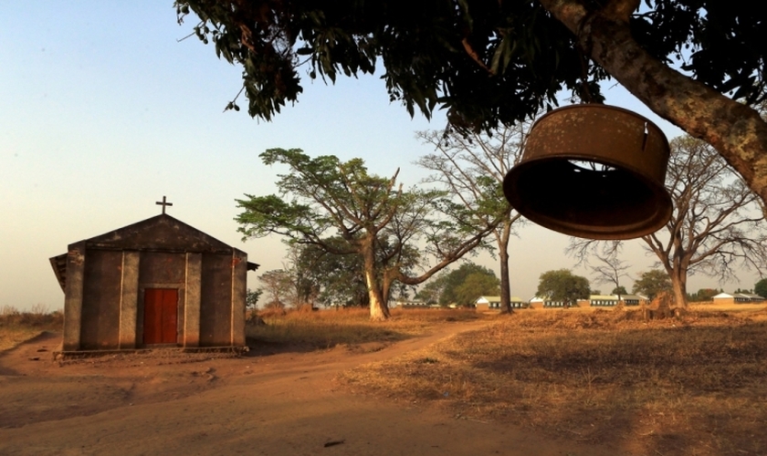 Igreja ao lado de escola na vila de Odek, ao norte da capital de Uganda. (Foto: Reuters / James Akena)