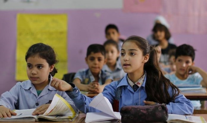 Classe de crianças em escola do Egito. (Foto: Reprodução / Daily News Egypt).