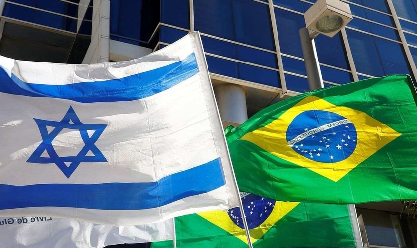 Bandeiras israelense e brasileira em frente à Embaixada do Brasil, em Tel Aviv. (Foto: Jack Guez / AFP / Getty Images)