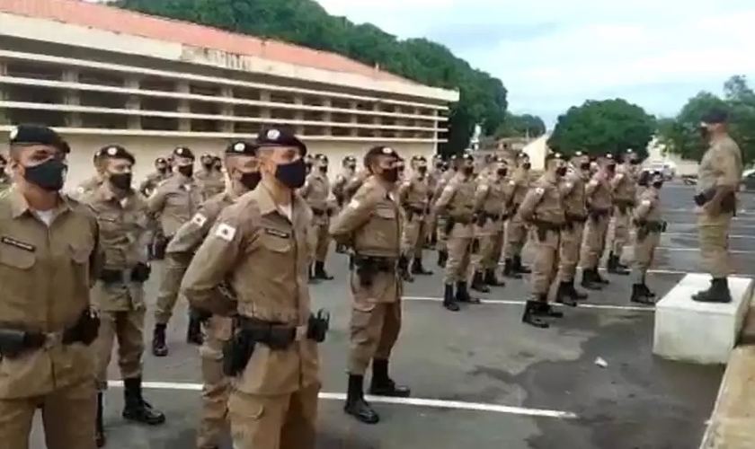 Sargento durante ordem-unida na 11ª Companhia PM, em Montes Claros. (Foto: Reprodução / O Estado de Minas)