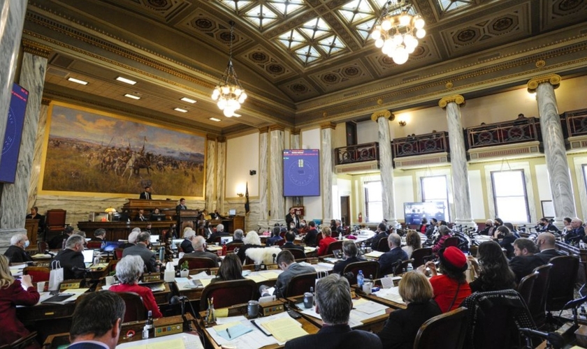 Encorajados por uma Suprema Corte conservadora, legisladores estaduais republicanos correm para decretar limites ao aborto. (Foto: Thom Bridge/Independent Record via AP)