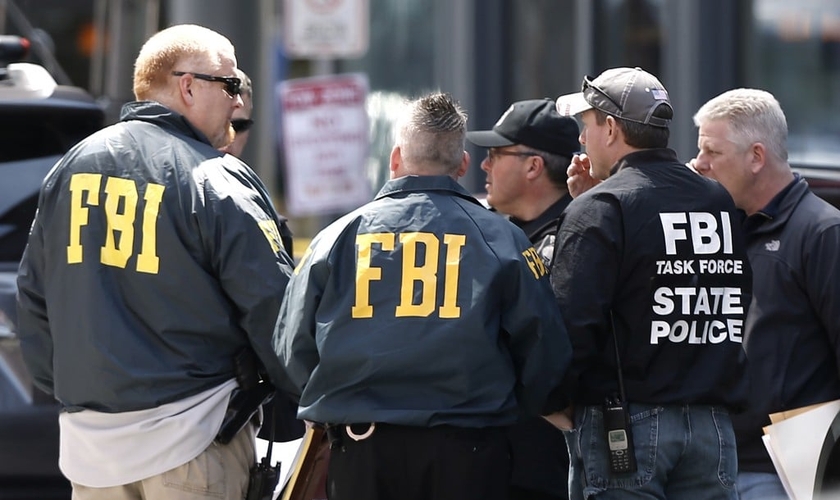 Imagem de agentes do FBI durante investigação. (Foto: AP/Winslow Townson)