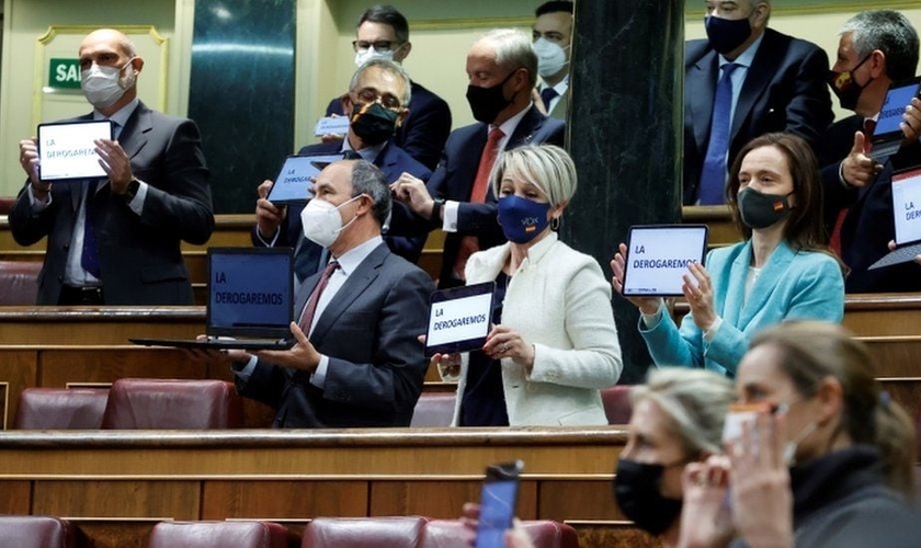 Parlamentares conservadores protestaram e prometeram derrubar a lei no tribunal constitucional do país. (Foto: Reprodução / EPA)