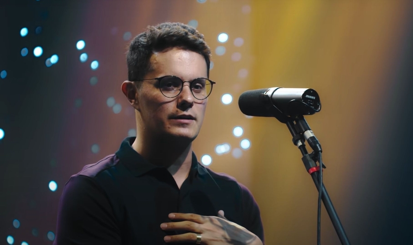 Deive Leonardo falando sobre o propósito de Deus. (Foto: Reprodução YouTube)