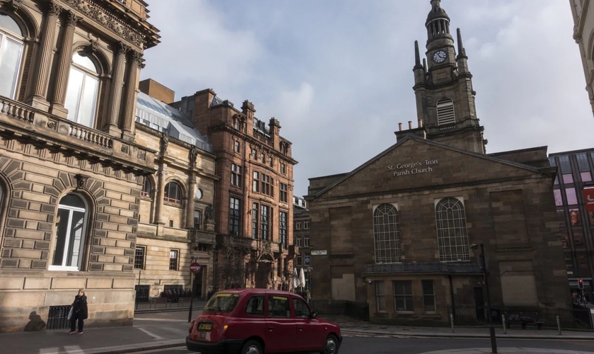 A Igreja Tron em Glasgow foi uma das que se opuseram às regras do governo. (Foto: Reprodução / Tass / The Telegraph)