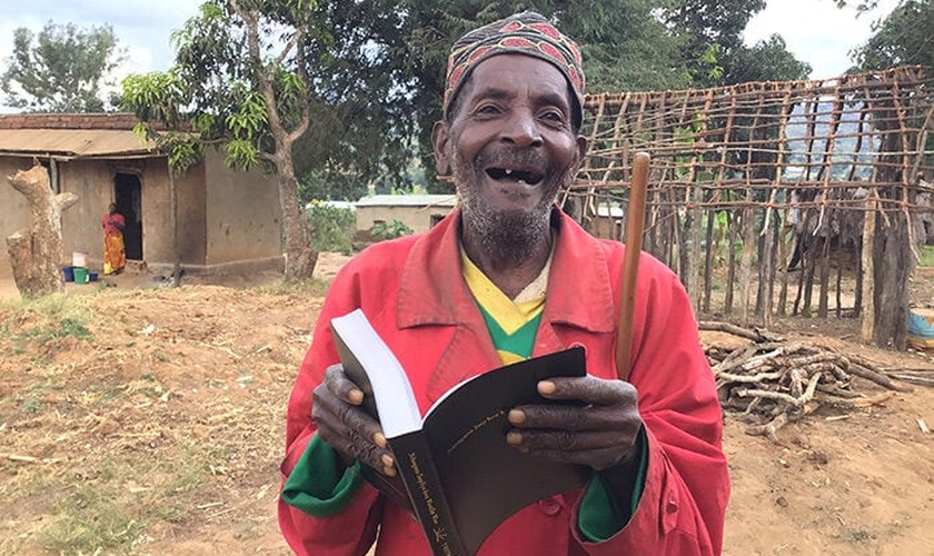 Hodlam Chisongela agora pode ler sua Bíblia. (Foto: Reprodução / UGCN)