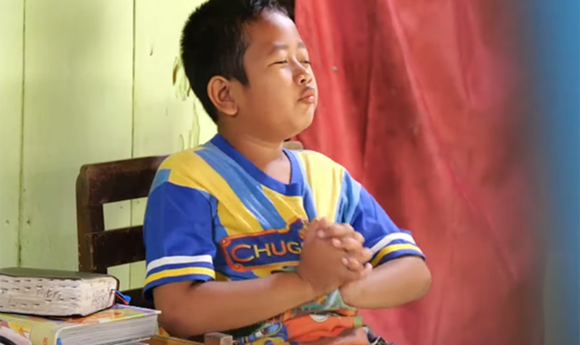 Bima ora ao lado de seus livros e Bíblia. (Foto: Reprodução / God Reports)