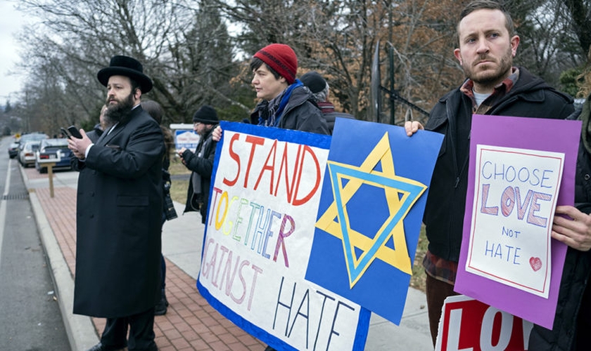 Vizinhos se reúnem para mostrar seu apoio à comunidade perto da residência de um rabino em Monsey, após receber uma facada durante uma celebração de Hanukkah. (Foto: Craig Ruttle / AP)