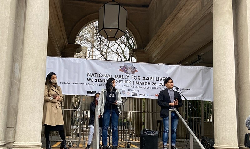 O pastor Reyn Cabinte [à direita] fala durante evento da Rally Nacional para Vidas e Dignidade, em 28 de março de 2021, em Nova York. (Foto: Roxanne Stone / RSN)