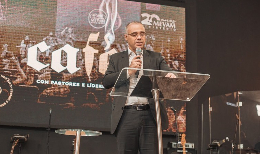 André Mendonça durante pregação na igreja MEVAM, em Itajaí. (Foto: Instagram/Luiz Hermínio)