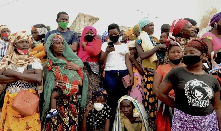 Pessoas esperam por amigos e parentes em Pemba, Moçambique, quando chega um navio com passageiros que fugiram de um ataque na cidade de Palma. (Foto: Emidio Jozine / Reuters)