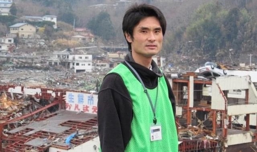 O pastor Yoshiya Hari em Onagawa, Miyagi, após o desastre triplo de Tohoku em 2011. (Foto: Reprodução / Christianity Today)