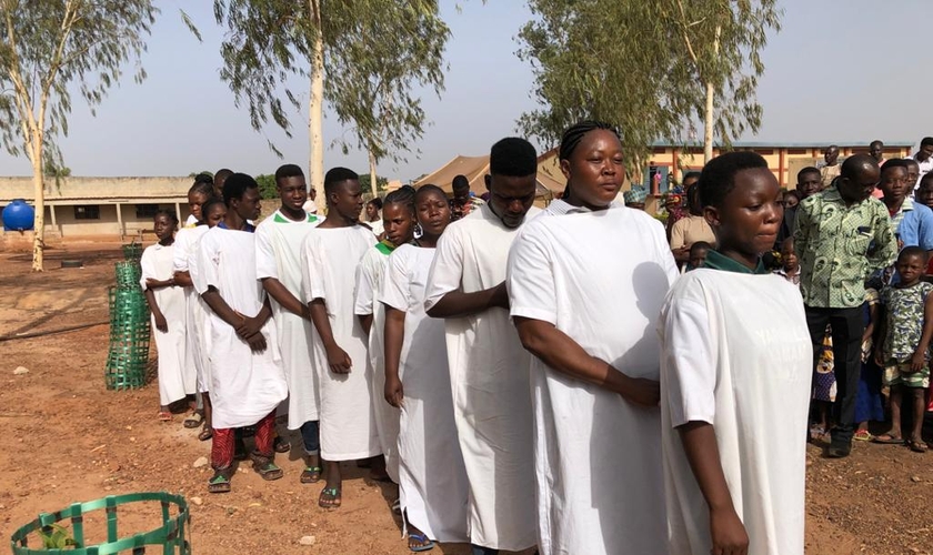 12 pessoas foram batizadas neste domingo de Páscoa em Burkina Faso. (Foto: CACEMAR).