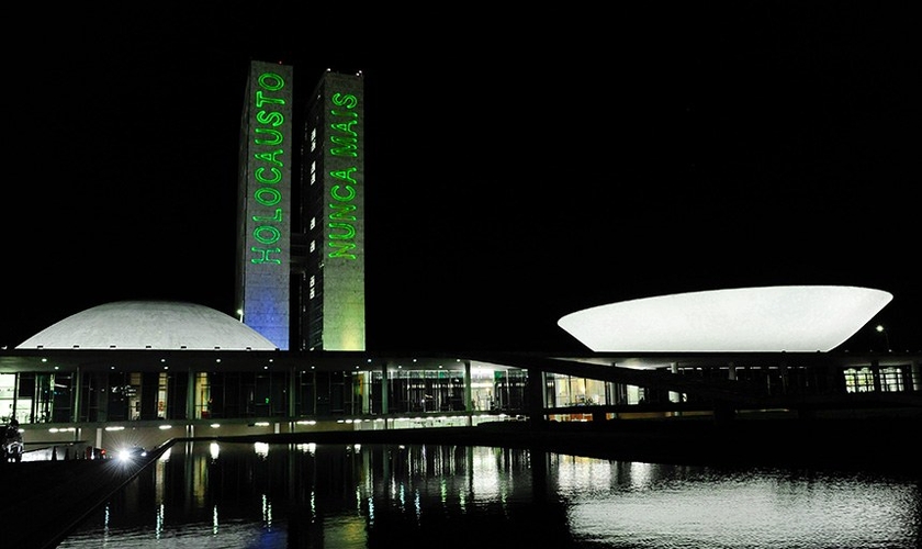 Congresso Nacional é iluminado em homenagem ao Dia do Holocausto. Foto: (Divulgação/Senado Federal).
