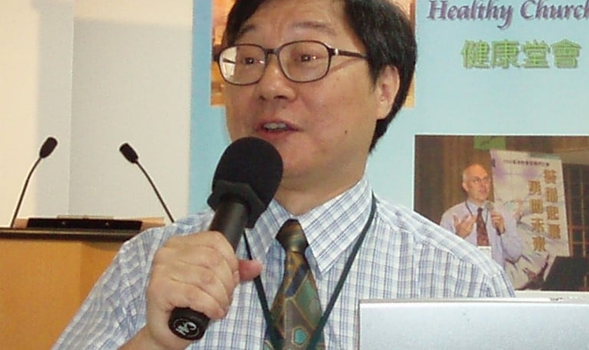 Pastor chinês durante pregação. (Foto: Reprodução / Pinterest)